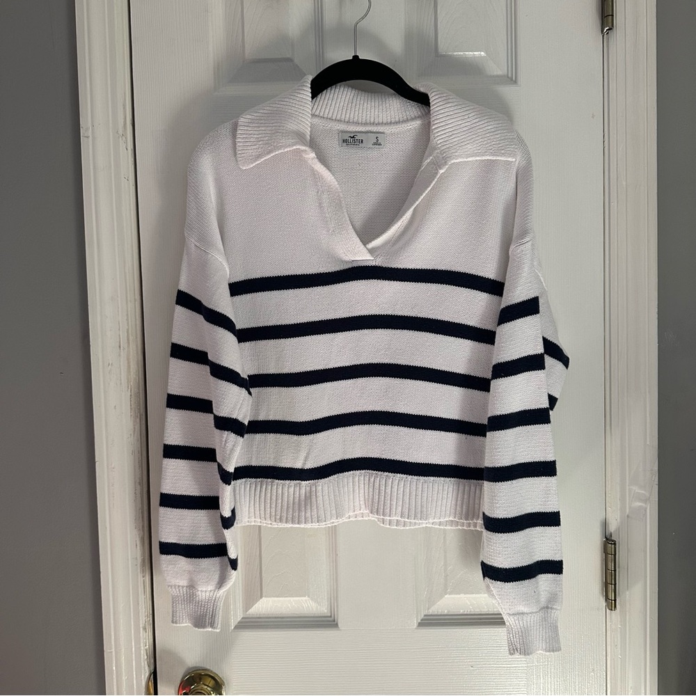 Hollister Women's Striped V-Neck Collared Sweater - White and Blue Sz Small